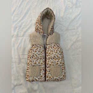 💥 2/$15!! Girl’s Little Lass Floral Puffer Vest